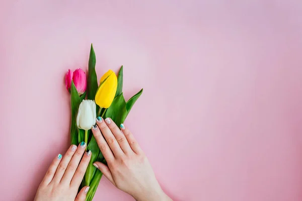 Manucure de printemps avec fleurs — Photo