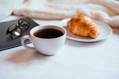 kahve ve kruvasan yatakta