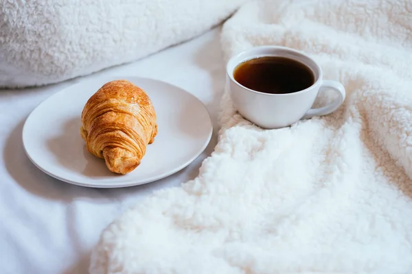 Káva a croissant v posteli — Stock fotografie