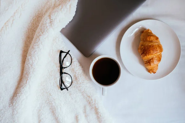 Káva a croissant v posteli — Stock fotografie