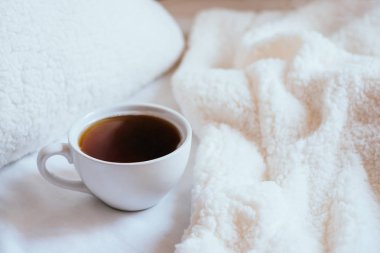 Yatakta bir fincan kahve.