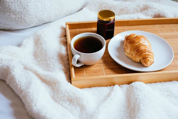 Káva a croissant v posteli — Stock fotografie