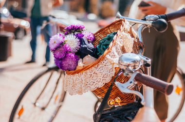 bir bisiklet sepetinde çiçekler