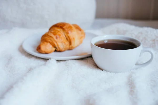 Káva a croissant v posteli — Stock fotografie