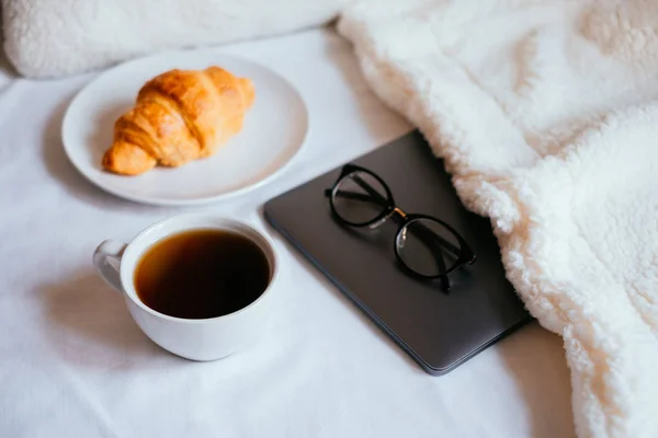 Káva a croissant v posteli — Stock fotografie