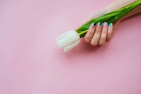 Frühjahrsmaniküre mit Tulpe — Stockfoto