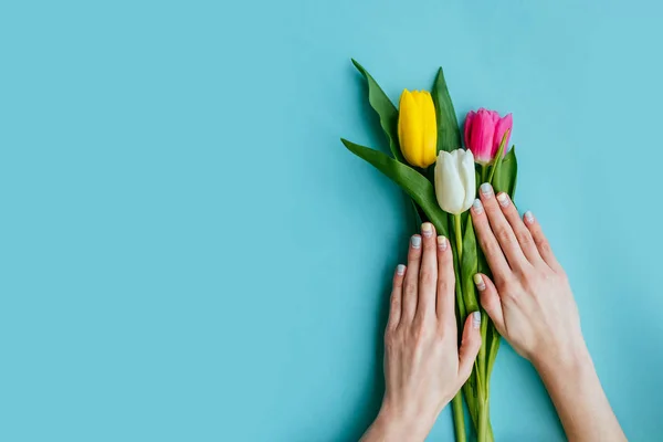 Manucure de printemps avec fleurs — Photo