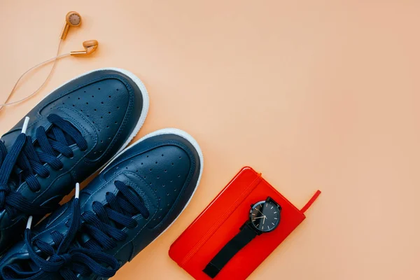 Spor ayakkabıları ile rahat flatlay