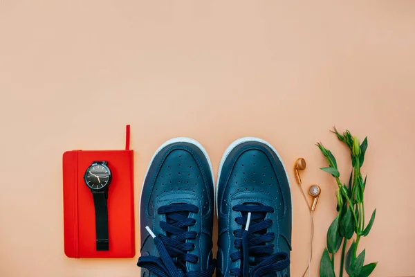 Na co dzień flatlay z sneakers — Zdjęcie stockowe