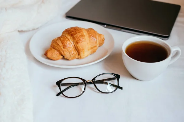 Káva a croissant v posteli — Stock fotografie