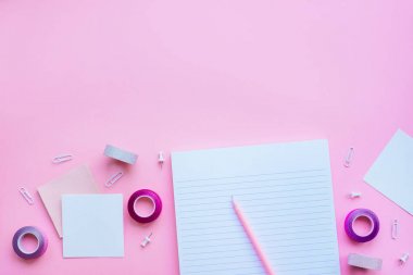 İleti örneği flatlay defter ile