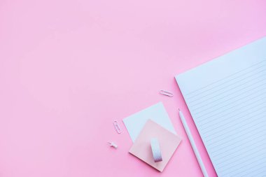 İleti örneği flatlay defter ile