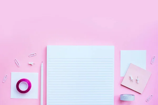 İleti örneği flatlay defter ile