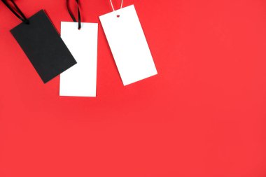 Fiyat etiketleri ile düz yatıyordu