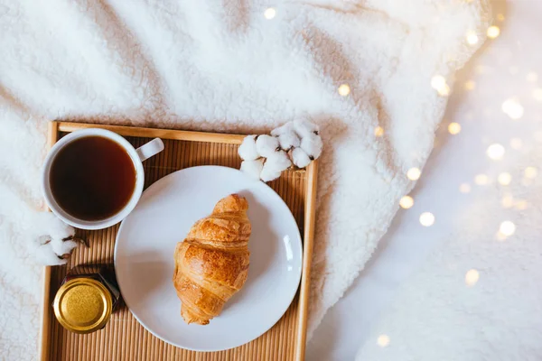 Flatlay s kávou a croissantem — Stock fotografie