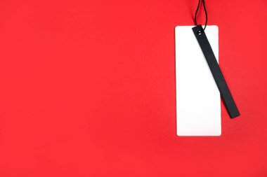 Fiyat etiketi ile düz uzandı