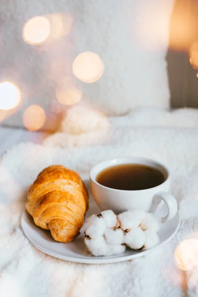 Káva a croissant v posteli — Stock fotografie