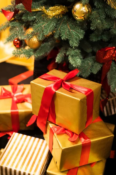 Kerstboom met cadeautjes — Stockfoto