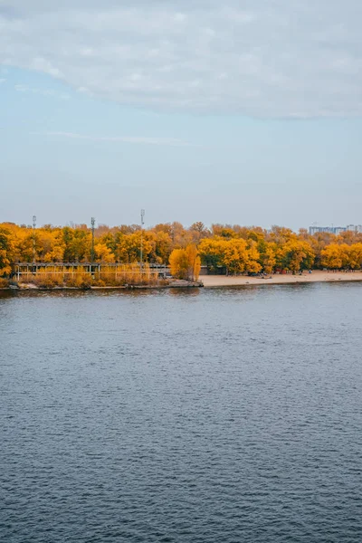 Spiaggia del fiume in autunno — Foto Stock