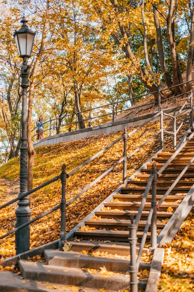 Восени гарні старі сходи. — стокове фото