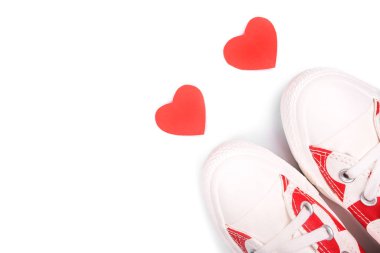 Kalpli beyaz spor ayakkabılar.