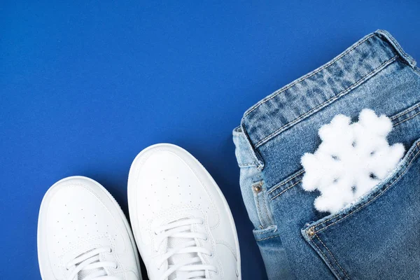 Плоска лінія з джинсами та кросівками — стокове фото