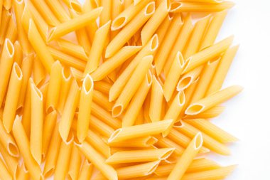 Ham penne rigate makarna backgroung. Flatlay stil, üstten görünüm. Geleneksel İtalyan mutfağı.