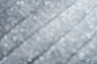 Gümüş renkli parlak kumaş arka plan. Noel esinlenilmiş tekstil.