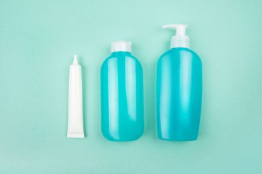 Mavi arka planda plastik paketleme şişeleri olan düz yatak. Plastiksiz konsept.