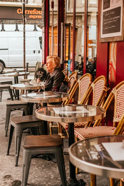Париж Франция Апреля 2019 Года Очаровательное Традиционное Французское Кафе Столиками — стоковое фото