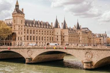 Paris, Fransa - 7 Nisan 2019: Conciergerie Ortaçağ kraliyet sarayı ve Paris 'in batısındaki Ile de la Cite hapishanesi. Bugün Adalet Sarayı olarak biliniyor..