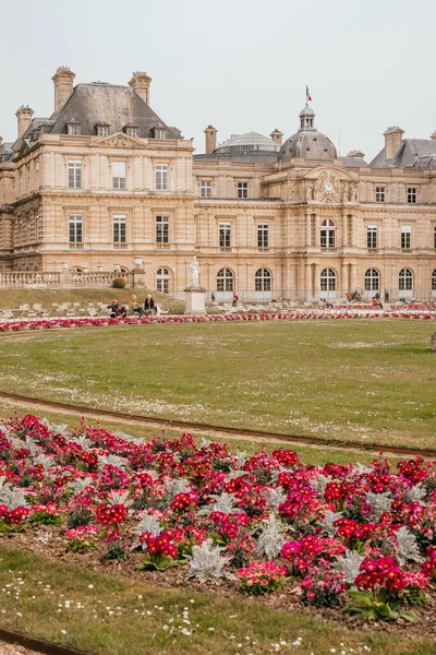 Paris França Abril 2019 Fachada Principal Palácio Luxemburgo Com Estátua — Fotografia de Stock