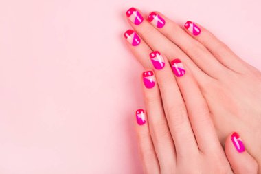 Pembe renkli ve parlak manikür tasarımı