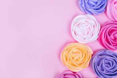 Güzel pembe ve mor kremalı düz yatak.