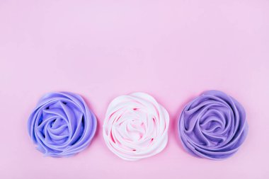 Güzel pembe ve mor kremalı düz yatak.