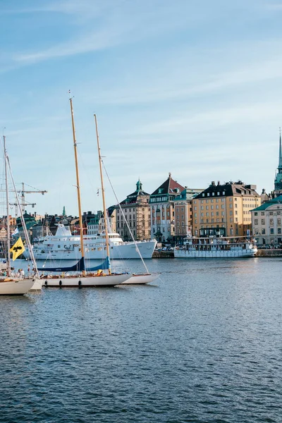 Estacionamiento de barcos en el puerto de Estocolmo . — Foto de Stock