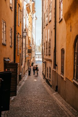Stockholm 'ün tarihi mimarisi olan eski sokakları.
