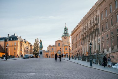 Stockholm 'ün tarihi mimarisi olan eski sokakları.