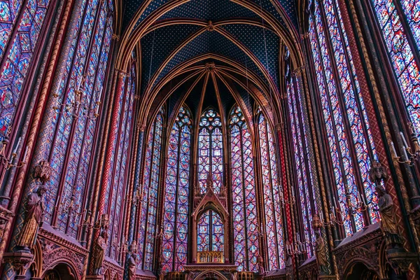 Glasfönster i gotisk stil i Sainte-Chapelle — Stockfoto