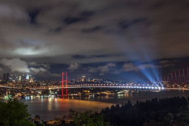 Istanbul, Türkiye, 29 Ekim 2007: Boğaziçi Köprüsü gece manzarası.