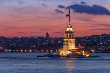  Istanbul, Türkiye, 5 Temmuz 2006: Kız Kulesi ve şehir ışıkları