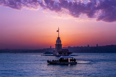 Istanbul, Türkiye, 19 Nisan 2006: Kız Kulesi ve tekne