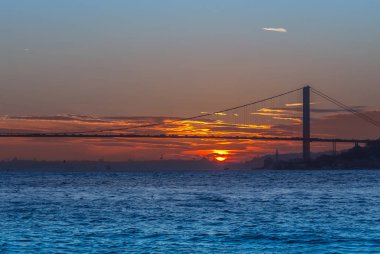 Istanbul, Türkiye, 04 Ocak 2017: Boğaziçi Köprüsü akşam manzarası.