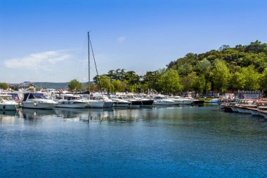 Istanbul, Türkiye, 09 Mayıs 2015: Istinye bağlantı noktası teknelerden güneşli gün ile