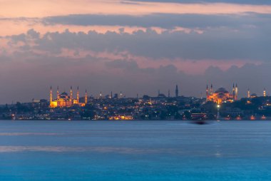 Istanbul, Türkiye, 11 Haziran 2007: Ayasofya ve Süleymaniye günbatımı.