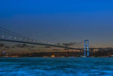 Istanbul, Türkiye, 12 Temmuz 2016: Boğaziçi Köprüsü gece manzarası.