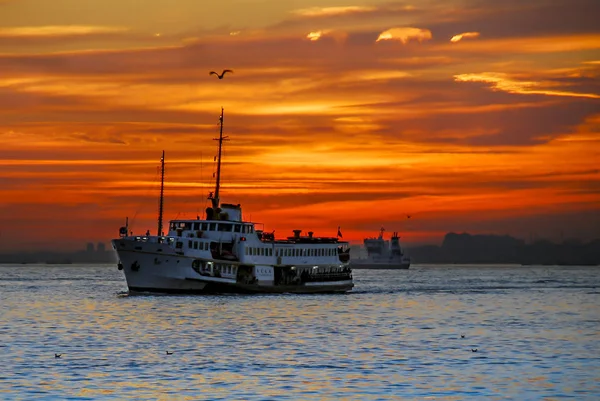 Istanbul Turecko Březen 2008 Loď Marmarské Moře Při Západu Slunce — Stock fotografie