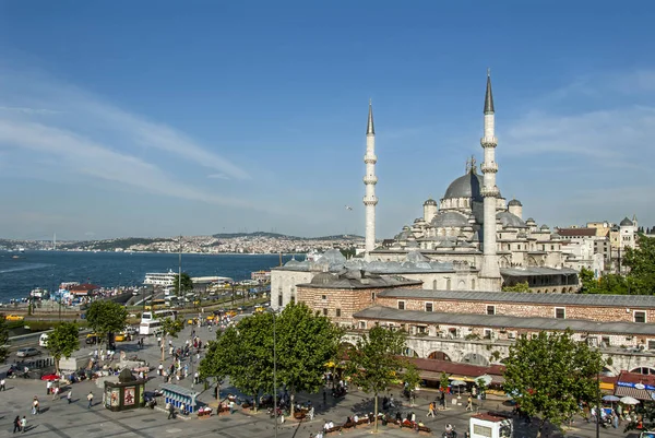 Istanbul, Türkiye, 11 Haziran 2007: güneşli bir gün, Yeni Cami minareleri.