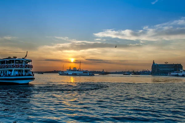 Istanbul, Türkiye, 11 Haziran 2007: Haydar Paşa tren istasyonu ve gemi akşam.