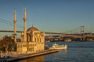 Istanbul, Türkiye, 17 Ekim 2007: Ortaköy Camii ile Boğaz Köprüsü